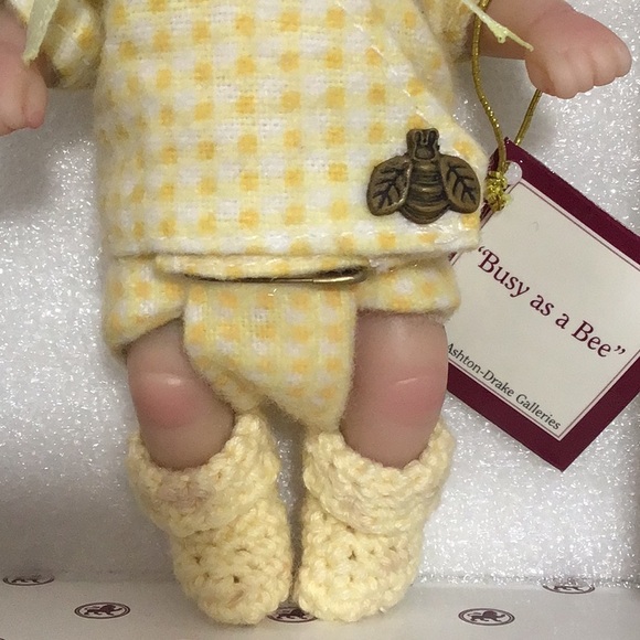 NIB Ashton-Drake Galleries “Busy as a Bee” Miniature 5” Doll, Collectible - Picture 3 of 9